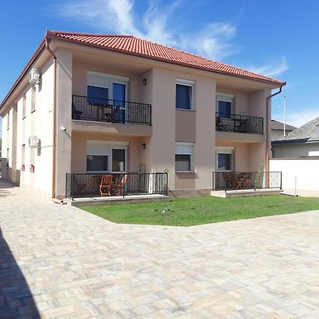 Imola Es Andrea Apartmanhaz 3 Hajdúszoboszló Esterno foto
